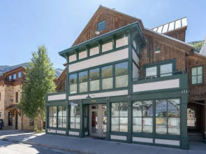 East Side Hideaway 3 Bedroom Condo by RedAwning