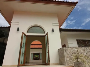 Luxury 5 Bedroom Villa in Beautiful Banyan Resort
