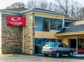 Econo Lodge Inn & Suites