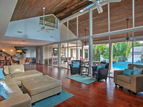 Walk to Beach! Poolside Oasis in Pompano