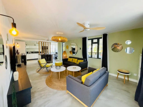 LUXURY BRAND NEW apartment - Excellent location 50m from the beach, restaurants, bars, shops