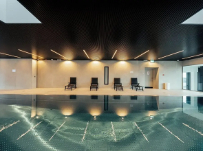 Stylish Luxurious Apt w Pool & Gym ID214