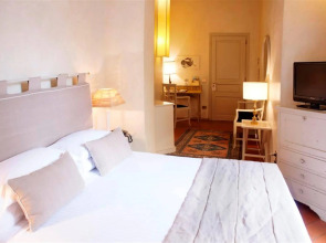 J And J Historic House Hotel