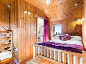 Seaside Log Cabin, Carna