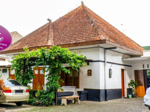 OYO 353 Loesje Guest House Syariah