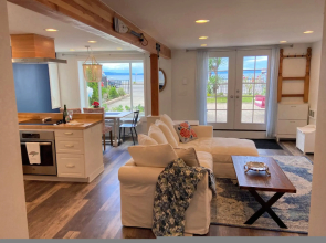 2BR 2BA Alki Beach Waterfront Retreat Extended Stay