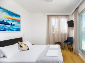 Beachfront Villa Grey Martini with Pool