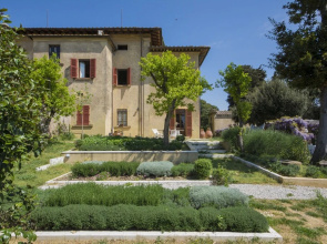 A Path of Relaxation and History Between Vineyards and Olive Trees