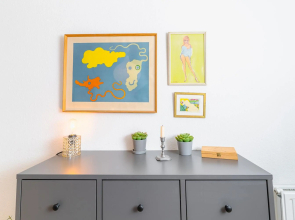 Hafenkoje mit Blick über Hafen und Altstadt