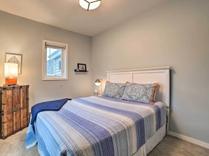 Chic Manistee Cottage: Steps to Lake Michigan!