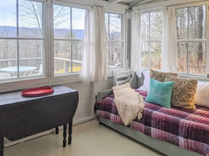 Cozy Stockbridge Cabin - Walk to Beach & Lake!