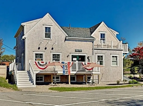 Lavish : Amazing Locale Near Dining & Beach 1 Bedroom Condo