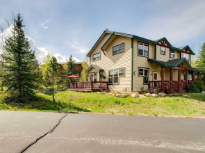 Mtn Views & Fireplace: Stunning Dillon Townhome!