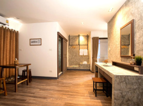 Boutique Poo-Yai Lee