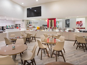 The Point Hotel & Suites