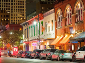 Oak-Shaded House in Bouldin - 2 Br Home