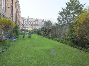 ALTIDO Gorgeous 1-bed flat with a shared garden