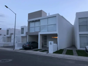 Luxury House With all the Amenities Gym Seg Aa cal Pool Tv Wifi