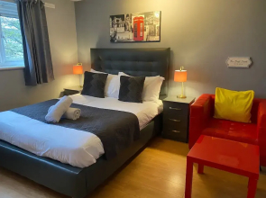 Living Large 5BR Home - Parking - Ideal for Groups