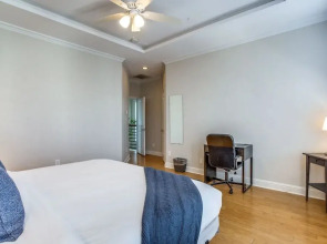 Stunning Oak Lawn Townhouse Close to everything