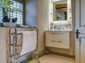 Two linked cottages sleeps 10 Cotswold town centre