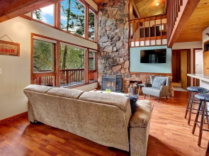 Fox Haven - Two Bedroom Cabin with Hot Tub
