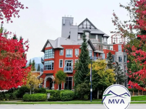 Alpenglow Lodge by MountainView