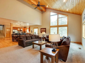 Private Pool & Hot Tub: Sunriver Retreat!