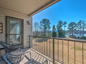 Balcony, Pool & Hot Tub: Cozy Condo in Arkansas!