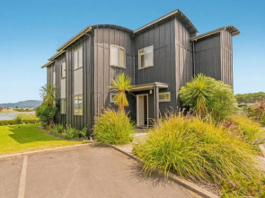 Lakeside Villa Retreat - Matarangi Downstairs Holiday Unit