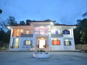 White Summerville Tourist Inn