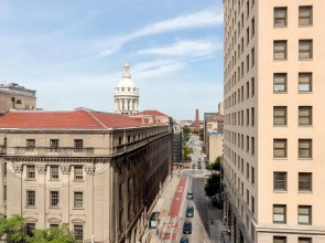 2BR Lux Apartment With Rooftop Deck, Gym & Parking