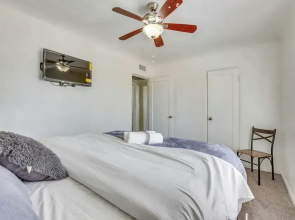 Peaceful & Bright Condo: 4 Mi to Downtown Phoenix!