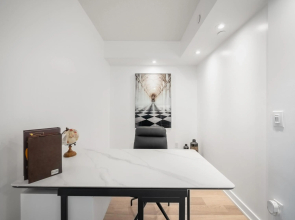 Sleek 1BR + office Condo - CN Tower/Skyline view