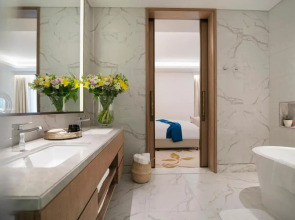 Al Jaddaf Rotana Suite Hotel