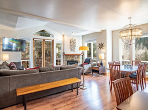 Snow Star Skylight - 3BD 3BA - Hot Tub, Gym, Walk to Ski!