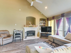 Patio, BBQ & Yard: Family Retreat in Pearland