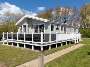 St Mary's View - Luxury Lodge, Short Walk to Beach, Parking