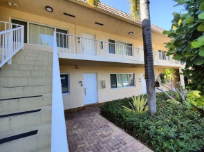 Coco Palms Apartments By Lowkl
