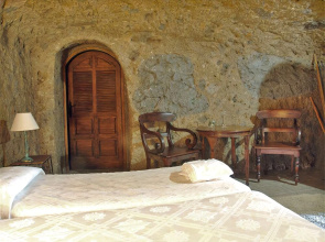 Casa Cueva Las Margaritas