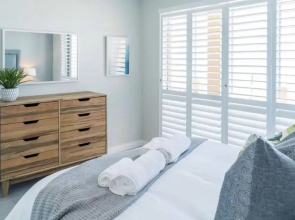 Waterfront Getaway, 2 Bedroom Seaside Bliss