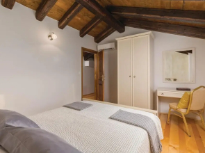Beautiful Home in Kanfanar With Jacuzzi, Wifi and 7 Bedrooms