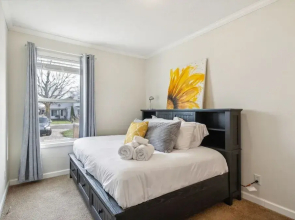 Sunsets & Serenity: Port Clinton Waterfront Stay 3 Bedroom Home