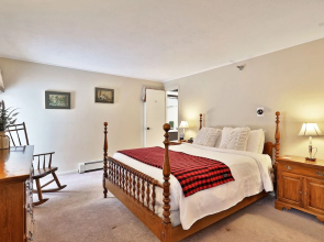 The Birch Ridge: Colonial Maple Room #1 - Queen Suite In Renovated Killington Lodge 1 Bedroom Home