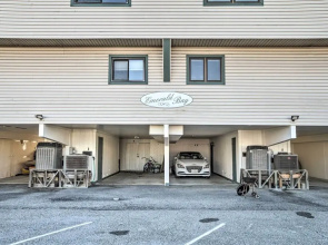 Bayfront Escape: Walk to Beach & Restaurants!