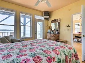 Charming Waterfront Home: Fish, Boat + More!