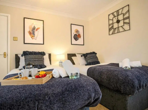 Two Bedroom Bungalow in Milton Keynes by HP Accommodation - Free WiFi & Parking