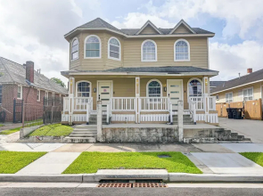 Walk to Shops & Dining: Modern Houston Apt!