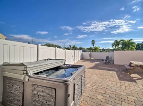 Upscale Florida Townhome - 1/2 Mi to Beach!
