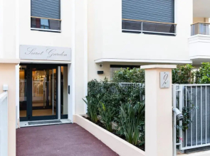 MODERN GARDEN-LEVEL APARTMENT 2 mn from the beaches !